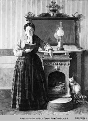 Lesende Frau am Kamin