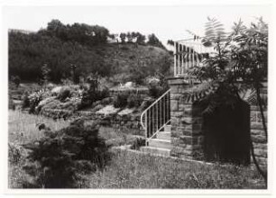 Garten Schindhelm, Kahla: Treppe von der Terrasse in den Garten