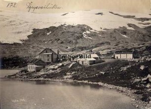Bei Merok/ Norwegen: Djupvashütten. Blick auf Djupvashütten am Ufer der Fjordlandschaft