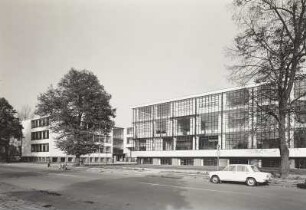 Dessau. Bauhaus (1926, Walter Gropius). Schulgebäude und Werkstättenbau von Südwesten