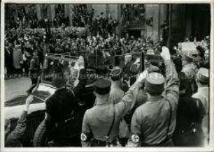 Adolf Hitler und Paul von Hindenburg fahren zur Maikundgebung der Jugend im Lustgarten vor