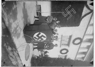 1. Mai-Feier in Sigmaringen 1936 vor der Stadthalle; am Rednerpult Ortsgruppenleiter Bauer, daneben im Vordergrund Kreisleiter Karl Maier; mit Manuskript Hitlerjugend-Unterbannführer Hartenfels (?)