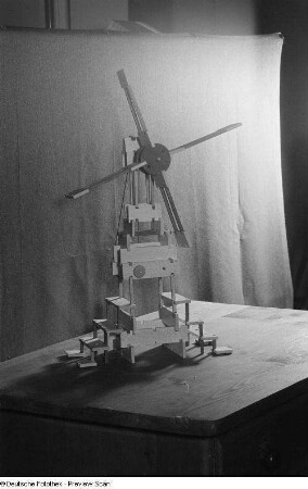 Spielzeug-Windmühle aus Holz