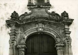 Katholische Kirche Portal mit Inschrift 1757