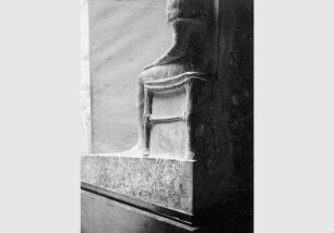 Figurengruppe des Ptahmai im Ägyptischen Hof im Neuen Museum