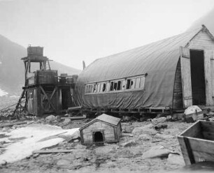Spitzbergen. Smerenbergbucht. Expeditionsstützpunkt mit Wellmannhütte