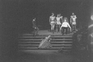 Szenenbilder aus "Hamlet" von William Shakespeare in der Regie von Fritz Wendel. Staatstheater Dresden, 13.01.1957 : Mit Horst Schulze in der Titelrolle, Thea Elster als Ophelia, Siegfried Göhler als Claudius u. a.