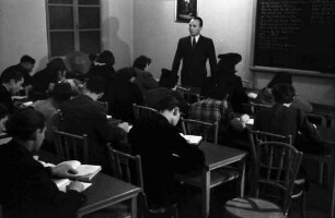 Bukarest: Deutsches Wissenschaftliches Institut, Schüler schreibend