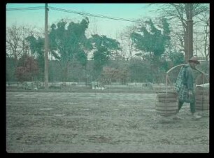 Lastenträger (wohl Straßenhändler) : Weltreisen. Japan. Straßenbild mit Lastenträger (wohl Straßenhändler)