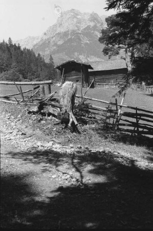 Hütte : Berghütte und für Nutzvieh abgesteckter Bereich.