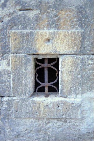 Kellerfenster im Kalksteinmauerwerk, schöne schmiedeeinserne Vergitterung