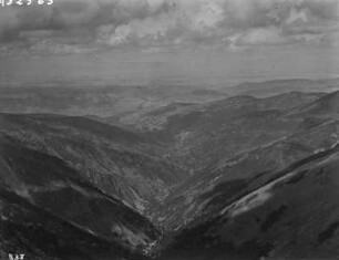 Im Gebirge : Blick über ein Gebirge mit Taleinschnitt