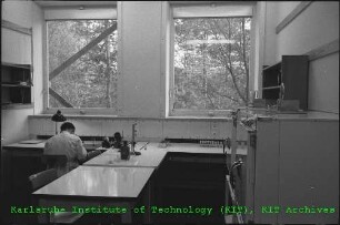 Unbekannter Mitarbeiter beim Arbeiten in einem Labor des Instituts für Strahlenbiologie (IStB)