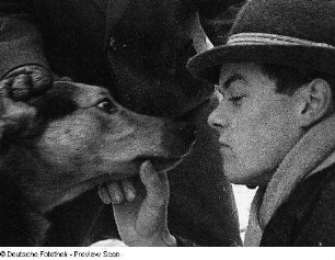 Junger Mann mit Hund