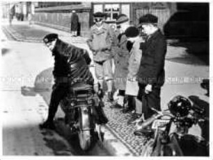 Jungen interessieren sich für Motorräder beim Eilenriederennen