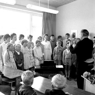 Volksschule: Klassenraum: Einweihung des Neubaus: Schulchor unter Leitung des Schulleiters Kurt Riemann