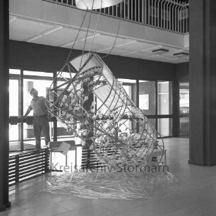Foyer: Kronleuchter von Wolfgang Tümpel: abgestürzt