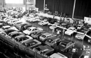 Freiburg: Stadthalle; Gebrauchtwagenschau; Autos in der Stadthalle; von oben