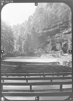 Rathen. Felsenbühne Rathen (Landesbühnen Sachsen). Blick über die Zuschauerreihen zur Bühne