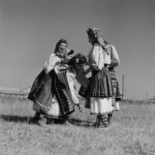 Tanzgruppe. Tänzerinnen einer Folkloregruppe in bulgarischer Tracht