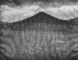 Berglandschaft : Blick über ein Feld mit dem (vermutlich) Monte Verde im Hintergrund.