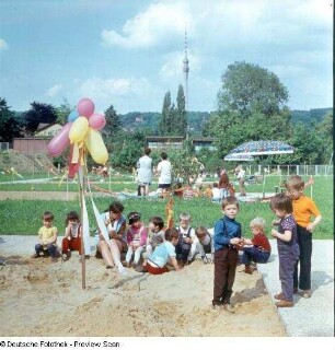 Kinderfest in der Außenanlage eines Kindergartens