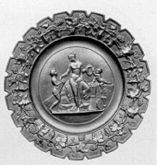 Teller mit gekerbtem Rand und Relief "Der Frühling" nach Bertel Thorvaldsen