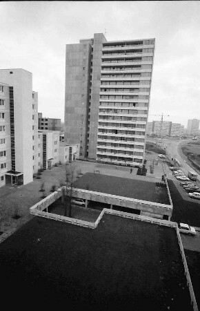 Freiburg; Weingarten: Parkdeck an Hochhäusern Krozinger Straße