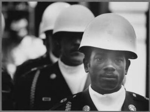 Uniformierte Männer mit Helm auf einer Parade auf der 5th Avenue, New York