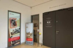 Dresden. SLUB. Ausstellung "Geteilte Erinnerungen. Das Fotoalbum - gesteckt, geklebt, gepostet" im Buchmuseum. Plakat und Aufsteller vor dem Eingang