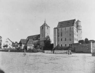 Dorfplatz Schönfeld : Dorfplatz Schönfeld. Albuminpapier; 15,3 x 19,8 cm (um 1880; A. Kotzsch). Dresden: Hauptstaatsarchiv Dresden 612/20