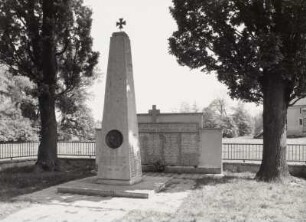 Denkmalanlage für die Opfer des 1. und 2. Weltkrieges : Denkmalanlage für die Opfer des 1. und 2. Weltkrieges. Granit (nach 1918 und nach 1945). Panschwitz-Kuckau, Crostwitzer Straße