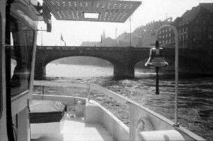 Basel: Schiff, Vordergrund Schiffsglocke, auf Mittlere Rheinbrücke und Münster