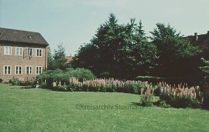 Stormarnhaus: Innenhof: Blumenrabatten