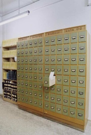 Sächsische Landesbibliothek - Staats- und Universitätsbibliothek Dresden. Zentralbibliothek (ehem. Landesbibliothek). 1. Obergeschoss. Abteilung Information, Auskunft, Bildniskatalog : Dresden-Neustadt, Marienallee 12. Sächsische Landesbibliothek - Staats- und Universitätsbibliothek Dresden. Zentralbibliothek (ehem. Landesbibliothek). 1. Obergeschoss. Abteilung Information, Auskunft, Bildniskatalog