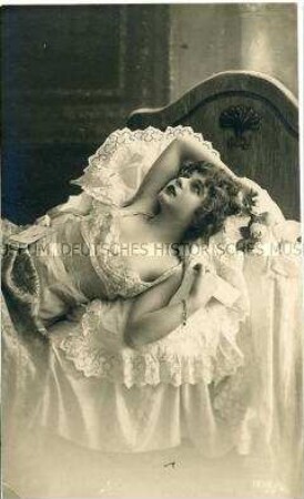 Postkarte mit erotischem Frauenbild
