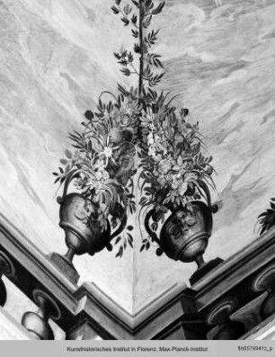 Wand- und Deckendekoration : Wappen der Medici mit Vögeln und Frauen an einer Balustrade