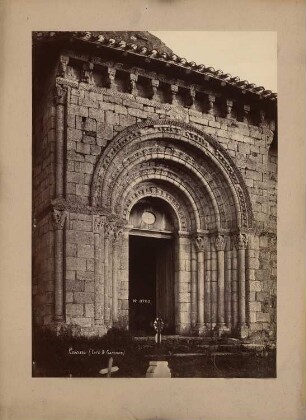Saint-Michel, Lescure: Ansicht Rundbogenportal mit Figurenkapitellen