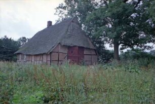Altenweide 3: Fachwerkkate mit Reetdach: Giebelseite mit Scheunentor
