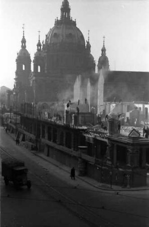 Berlin: Abbruch Kaiser Wilhelm-Straße mit Dom