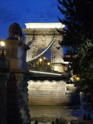 Budapest - Kettenbrücke und Burgberg beleuchtet : In der Dunkelheit werden die historische Donau-Kettenbrücke und die Gebäude auf dem Burgberg beleuchtet. Aufgenommen in Budapest am 13. Juni 2011