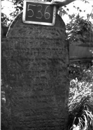 Grabstein 536 (Index: 100102557) Material: Sandstein Zustand: stark verwittert, teilweiser Textverlust Maße HxBxT: 112x100x7 cm Beschreibung: Doppelstele, jeweils eingezogener Rundbogenabschluss, Schriftfeld eingetieft Besonderheit: Doppelgrab für Mutter und Tochter: Grabstein 536 (Detailaufnahme 2)