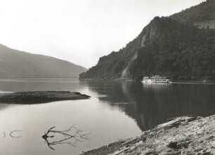 Donaudurchbruch zwischen Karpaten und Balkan. Granitschwellen an der Stromschnelle Dojke und Passagierdampfer (Obere Klissura). Blick stromab auf rumänische und jugoslawische Seite