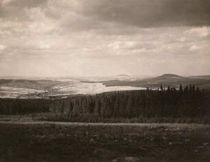 Erzgebirge. Blick vom Eisenberg gegen Neudorf (links), Pöhlberg (Mitte) und Bärenstein (rechts)