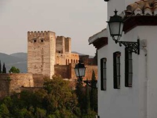 Blick vom Altstadtviertel Albaicin zur Festungsanlagen Alcazabas der Alhambra