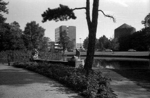 Wilhelmshaven: Parkanlage mit Hochhaus