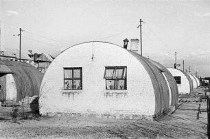 Berlin. Nissen-Hütten (1945/1948) am S-Bahnhof Hohenzollerndamm