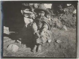 Zwei Kinder vor einer Hütte in Calapuncu
