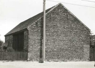 Boxberg/Oberlausitz-Nochten, Reichwalder Weg 28. Dreiseithof. Um 1880. Straßenansicht der Scheune