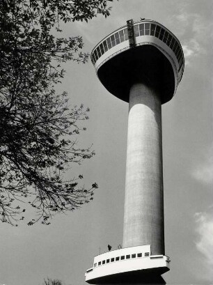 Der Euromast von Rotterdam, 117 Meter hoch und bietet eine tolle Aussicht auf den Hafen